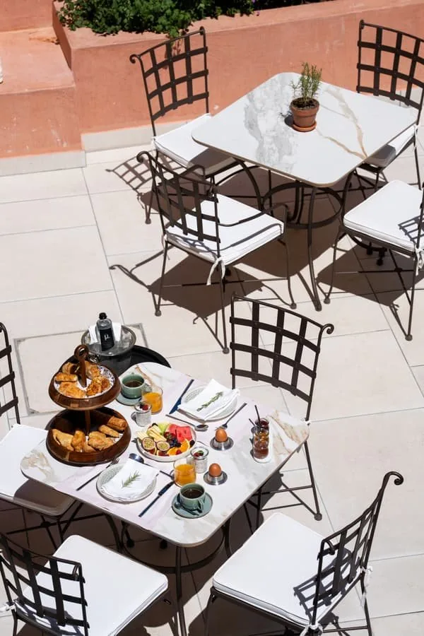 The courtyard from above, at breakfast