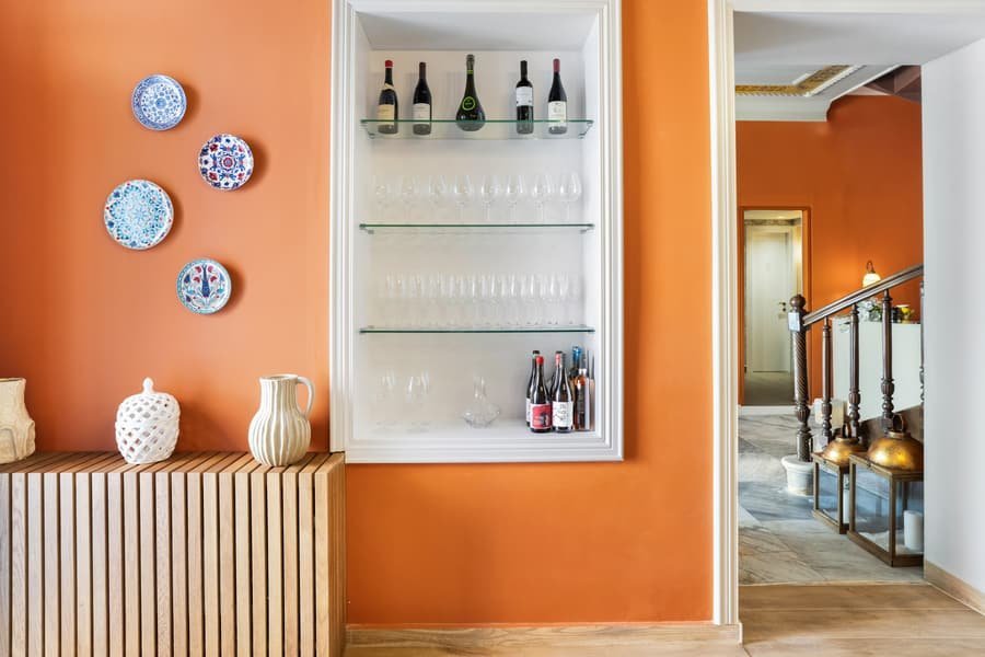 Τα ράφια του wine bar