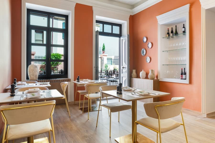 Τραπέζια και φιάλες στο wine bar