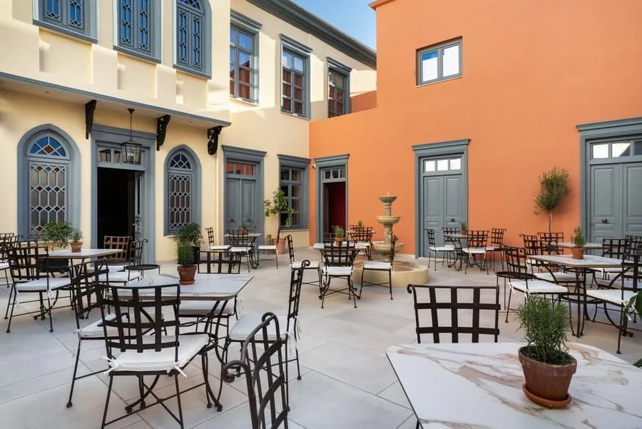 The fountain and the courtyard tables