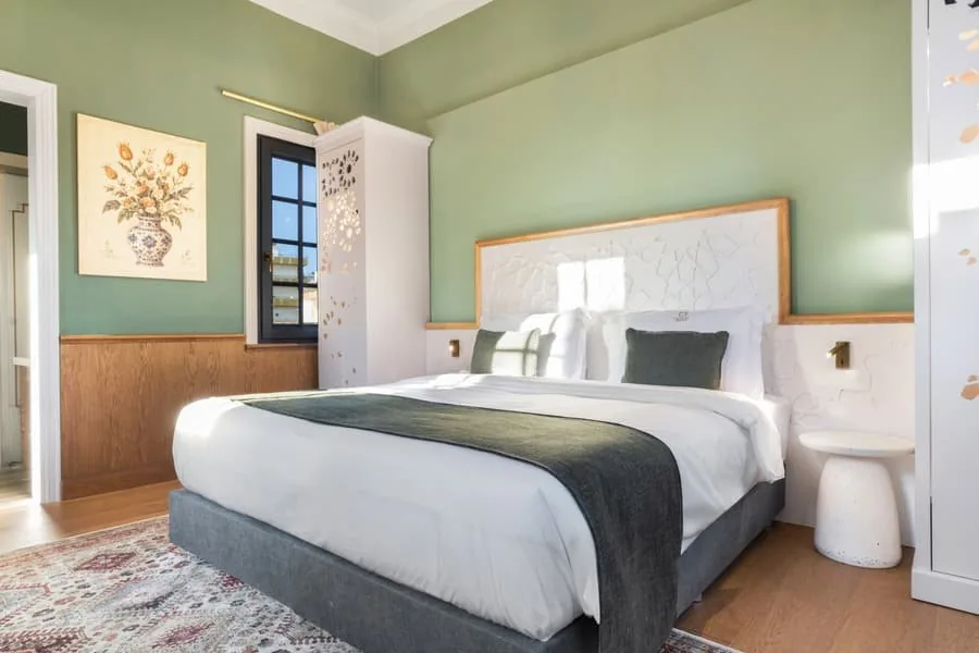 A double bed with arched windows